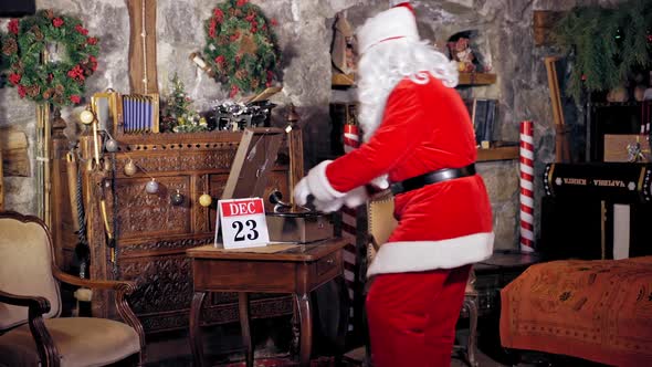 Santa changes the calendar page