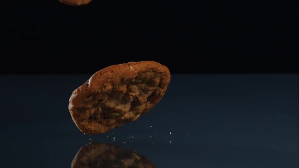 Cookies falling and bouncing in ultra slow motion 1500fps - reflective surface - COOKIES PHANTOM 