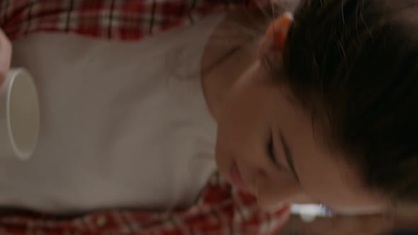 Vertical Video Teacher Explaining to Young Woman How to Draw Vase Model alt