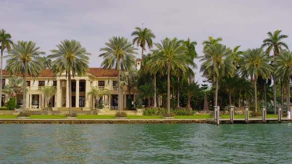 The facade of a villa seen on the waterfront alt