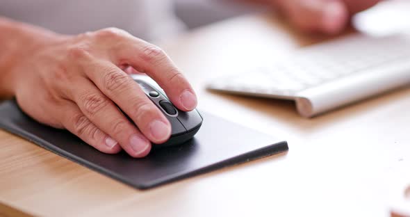 Close up of woman use of computer with mouse