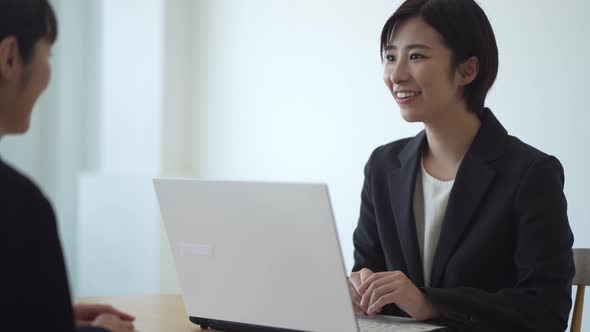 A female office worker who talks with a smile