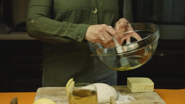 Grease the Transparent Bowl with Oil