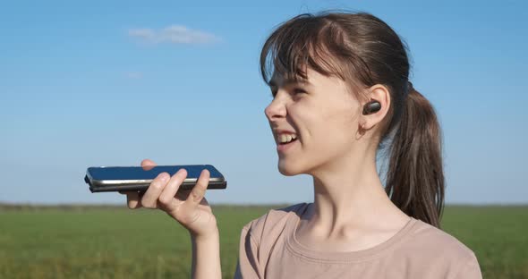 Online Chatting in Earphones