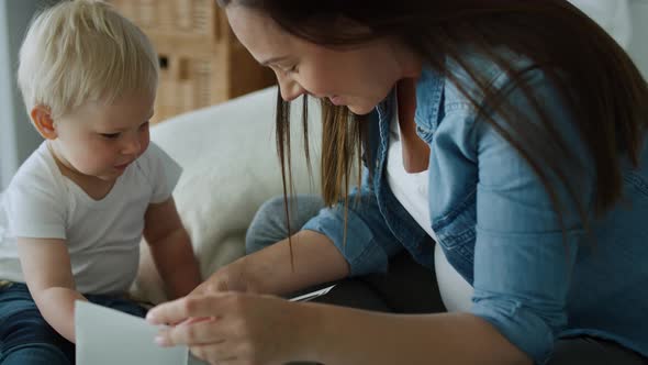 Tracking right video of mother and son browsing ultrasound image