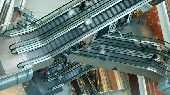 People in escalators at the modern shopping mall. Time lapse.