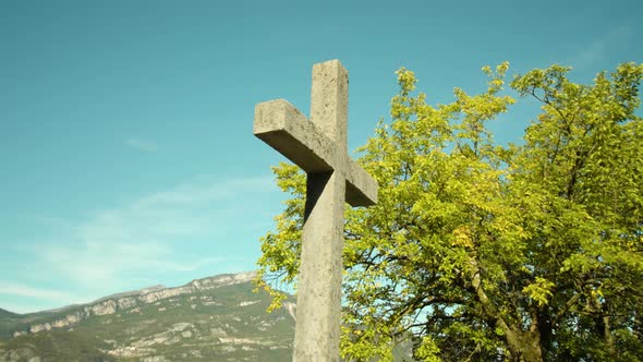 Lithic Cross Monument Against Mountains and Trees in Park