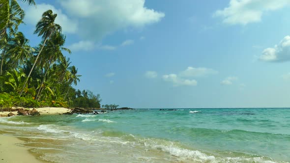 Beautiful tropical beach sea ocean with blue sky and white cloud