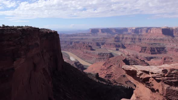 Dolly motion overlooking the Green River from Dead Horse Point near Moab Utah