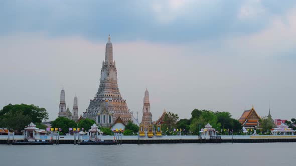 4K : Time lapse of Wat Arun Temple with Chao Phraya river