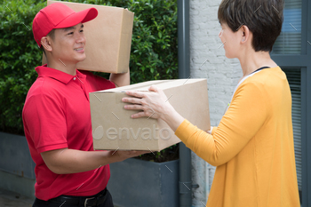 l box to woman recipient at home