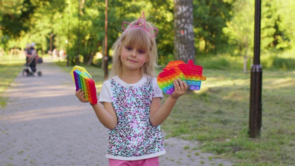 Children Girl Kid Holding Squeezing Antistress Touch Screen Push Pop It Popular Toy in Public Park