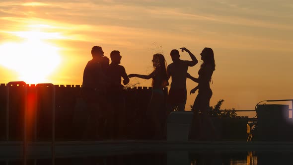 Dancing at sunset, Ultra Slow Motion alt