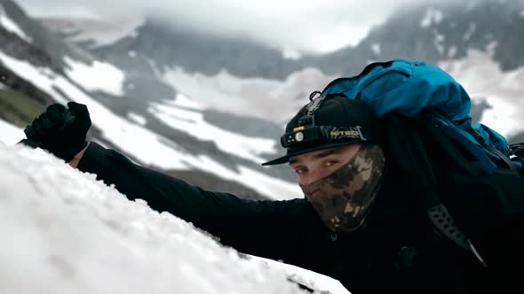 Climber broke when climbing the glacier and miraculously caught an ice ax