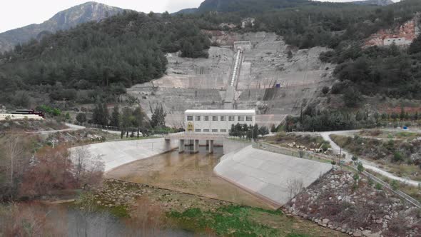 Hydroelectric power station with pipe is supplying power station