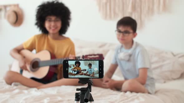 Children Bloggers Record Guitar Lessons on Smartphone