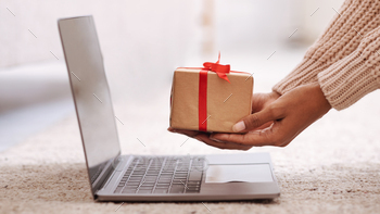 Woman showing gift box to computer screen / Photodune, Misc