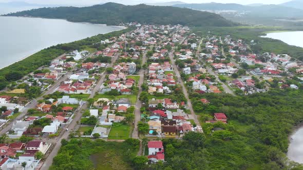 Pontal da Daniela beach, Hills, Cottages, Atlantic ocean (Florianopolis, Brazil)