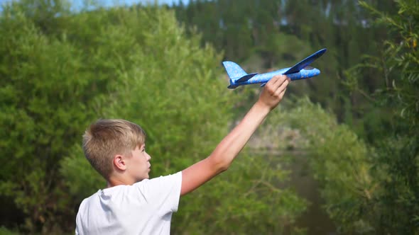 the Guy Holds in Arm Aircraft Plain Simulates Flight