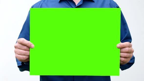 People increases the green screen