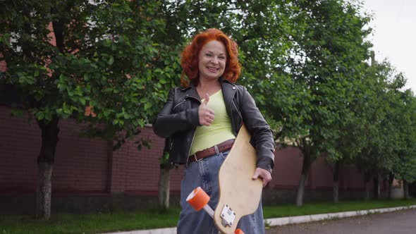 Medium Shot Portrait Confident Redhead Caucasian Retro Woman Gesturing Thumb Up Smiling Standing