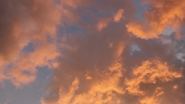 4K Sky Time lapse, Beautiful background, Sky Timelapse of skyscrapers. alt