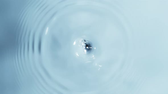 Water Drop in Super Slow Motion, Shooted with High Speed Cinema Camera at 1000Fps .