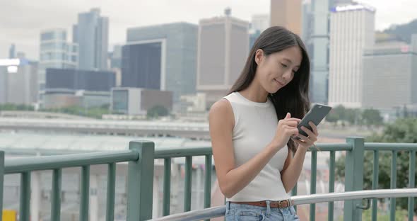 Woman use of mobile phone in the city 