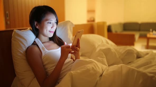 Woman use of cellphone before sleep