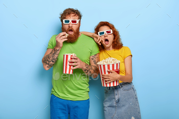 film, eats popcorn from bucket, visits cinema with girlfriend who feels bored, yawns and leans at shoulder of boyfriend, come on late night movie