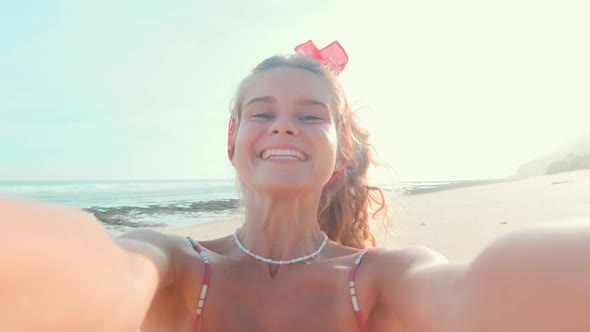 Selfie View Young Caucasian Woman Zoomer Laugh Out Loud Relaxing on Beach