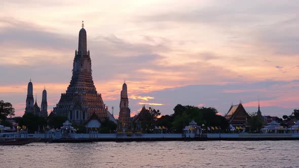 4K : Time lapse of Wat Arun Temple with Chao Phraya river