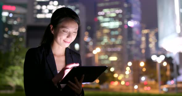 Young businesswoman use of tablet computer at night