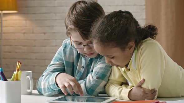 Kids Surfing the Net on Tablet