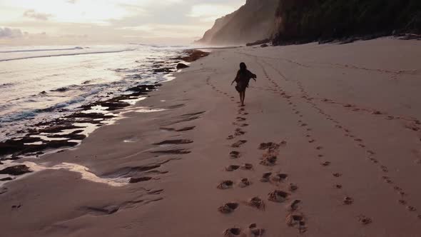 FULLHD Girl Run Sunset Bali Hidden Beach Aerial