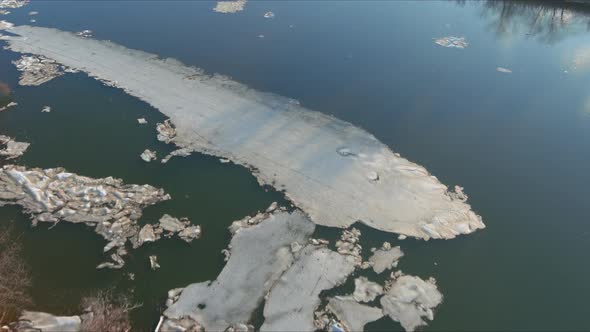 Drifting Movement of Cracked Ice Floes on the River