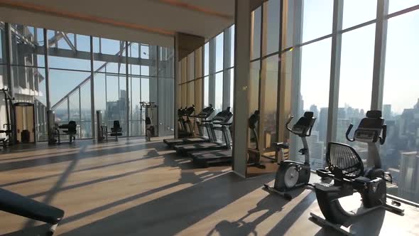 Panoramic Glass Sky High Fitness with High Ceiling Room Surrounded by City View