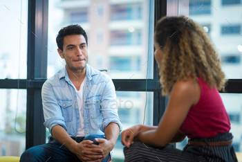 午前中に近代的なオフィスで会って話している2つのビジネスパートナー / Photodune, Misc