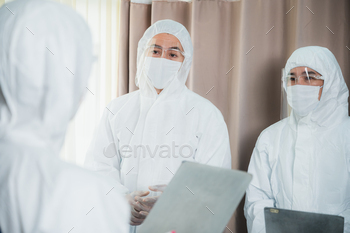 Medical professionals doctor wear surgical masks to prevent the spread of the virus / Photodune, Misc