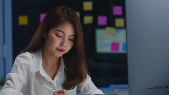 Asian businesswoman using computer desktop talk to colleagues about plan.