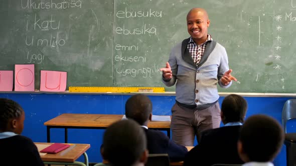 Male teacher teaching students in the classroom 4k