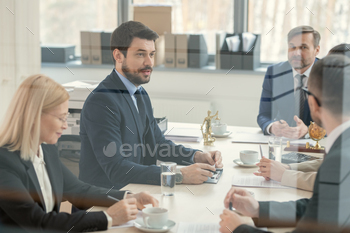Bearded lawyer discussing contract content with colleagues / Photodune, Misc