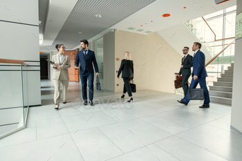 Office corridor full of business people / Photodune, Misc