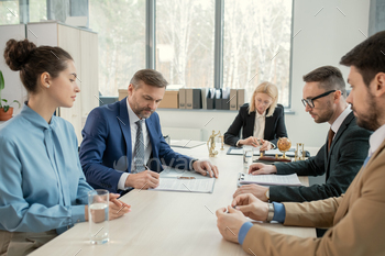 Meeting lawyers with judge / Photodune, Misc