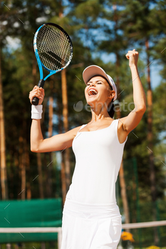 ing holding tennis racket and gesturing while standing on tennis court