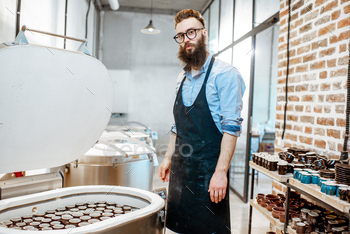 Man at the pottery manufacturing / Photodune, Misc