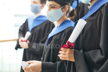 Graduates wearing masks in row / Photodune, Misc
