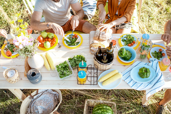 People having lunch in the garden / Photodune, Misc