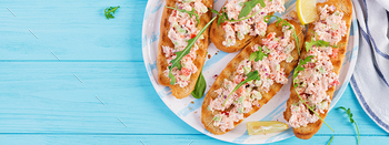 Bruschetta with baked salmon. / Photodune, Misc