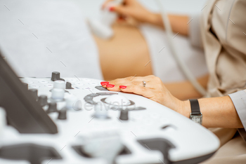 医者は女性の超音波検査を行います / Photodune, Misc